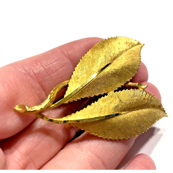 BSK Goldtone Brooch Vintage Mid Century Designer Jewelry Leaf Shape Textured Pin - Picture 8 of 8